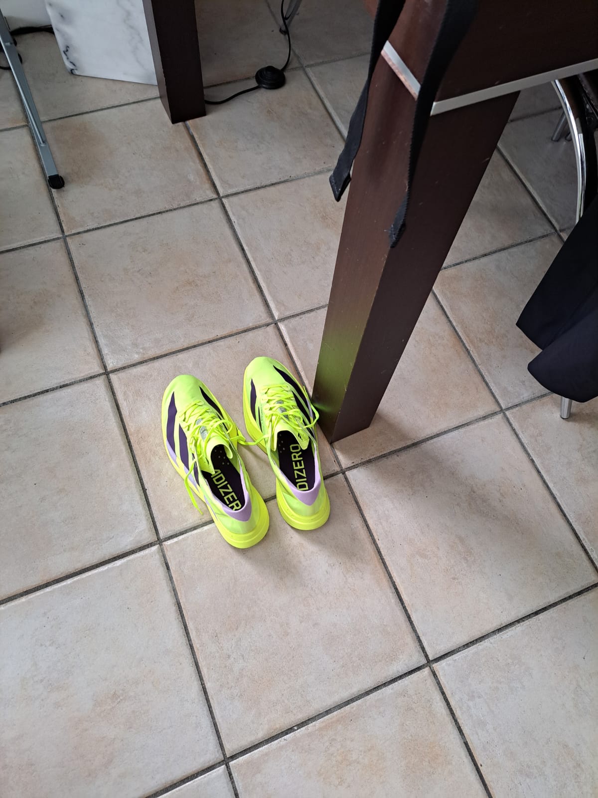 Las zapatillas de Dani, olvidadas en casa junto a la mesa el día de la media de Donosti